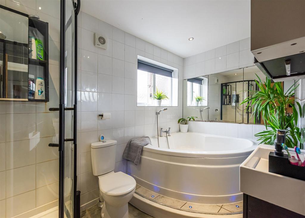 9a Mount Road-Bathroom1.jpg