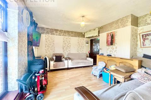 4 bedroom terraced house for sale, Romany Gardens, London E17