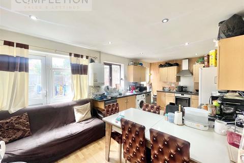 4 bedroom terraced house for sale, Romany Gardens, London E17