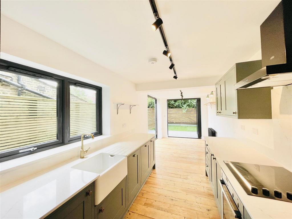 Kitchen 2.jpeg