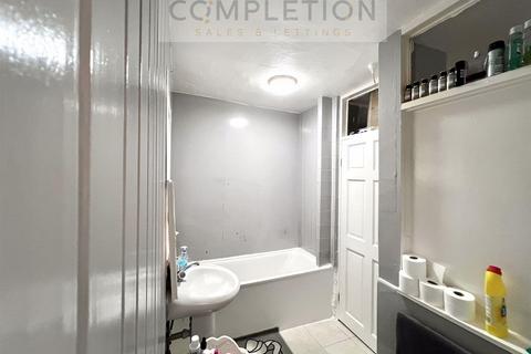 32 Roberts Road, London, E17 4LR