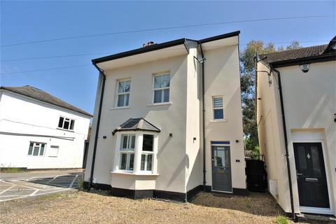 5 bedroom detached house to rent, Alexandra Road, Addlestone KT15