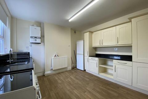 3 bedroom flat to rent, College Road, Whalley Range, Manchester