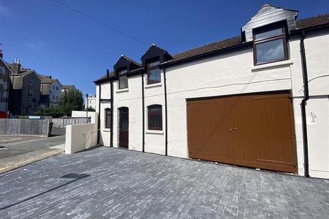 3 bedroom terraced house to rent, Avenue Lane, Eastbourne