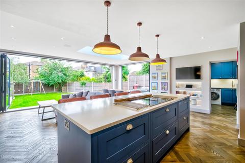 4 bedroom end of terrace house for sale, Chestnut Drive, Wanstead
