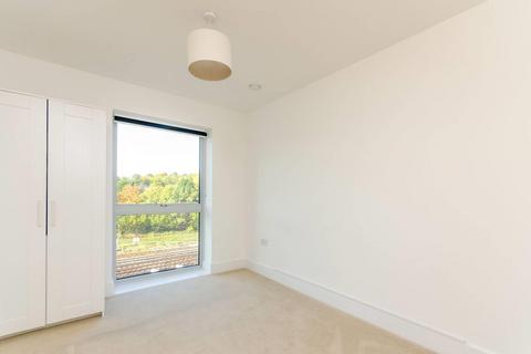 2 bedroom flat to rent, Station View, Guildford