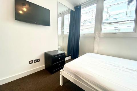4 bedroom flat to rent, Clipstone Street, London