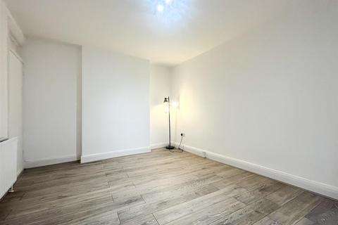 3 bedroom apartment to rent, Ballards Lane, Finchley, N3