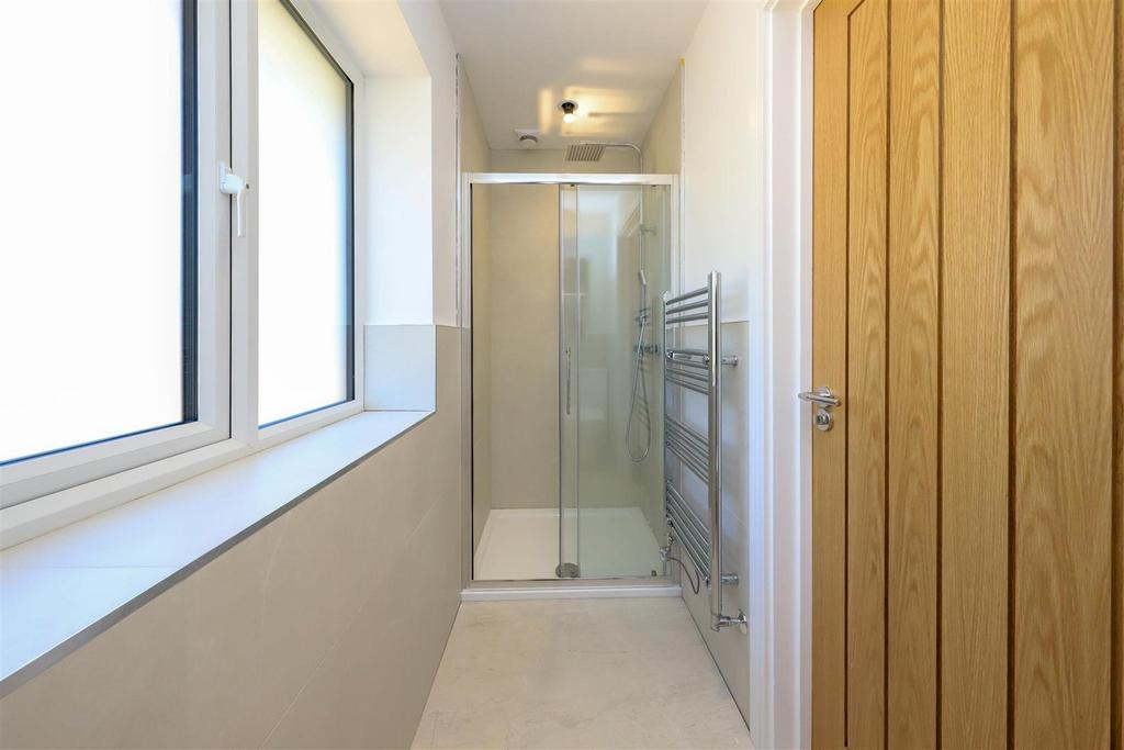 Nicholas james downswalk en suite.jpg