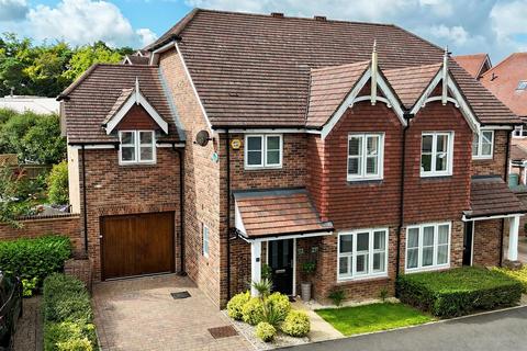 1 Oakgrove, Caterham, CR3 5WE
