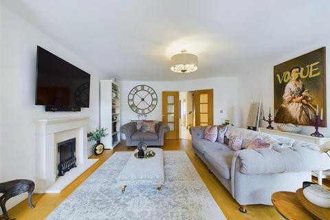 1 Oakgrove, Caterham, CR3 5WE