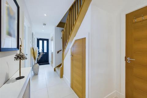 1 Oakgrove, Caterham, CR3 5WE