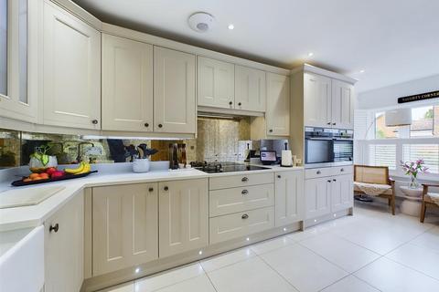 1 Oakgrove, Caterham, CR3 5WE