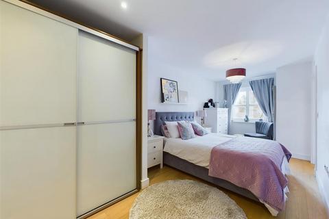 1 Oakgrove, Caterham, CR3 5WE