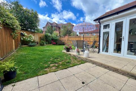 1 Oakgrove, Caterham, CR3 5WE