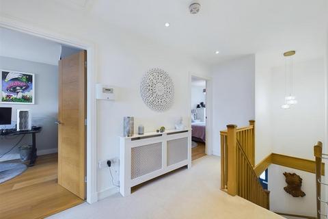 1 Oakgrove, Caterham, CR3 5WE