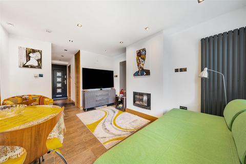 73 Denmark Gardens, Carshalton, SM5 2JN