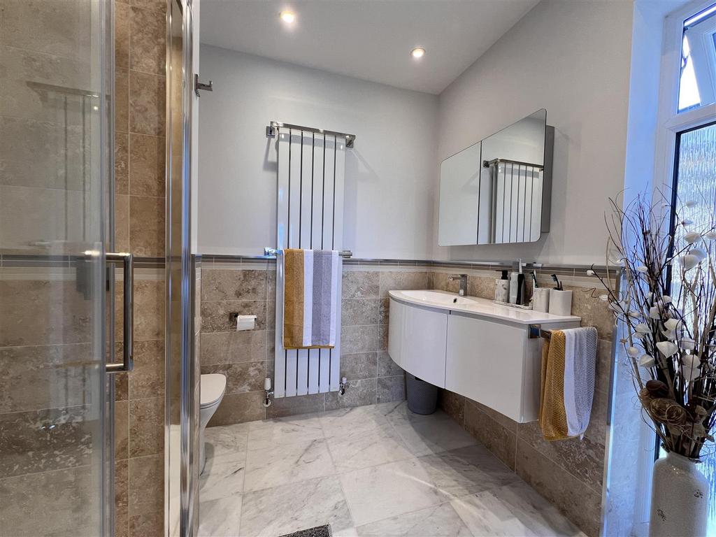 En-suite Shower Room: