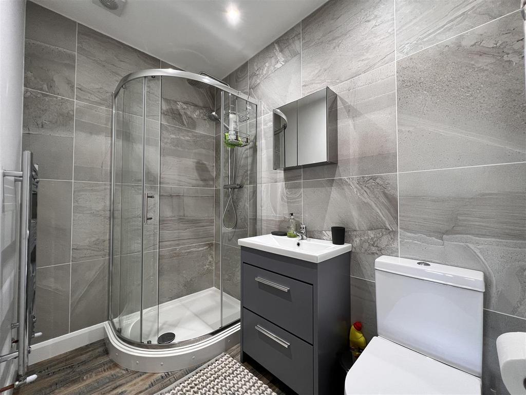 En-suite Shower Room: