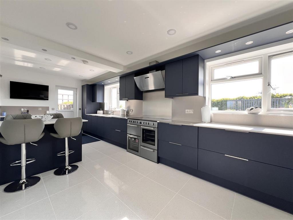 Kitchen/Breakfast Room: