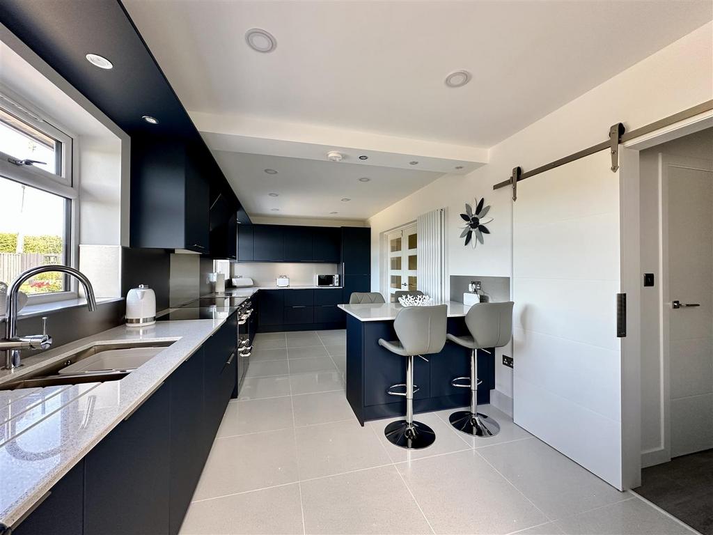 Kitchen/Breakfast Room: