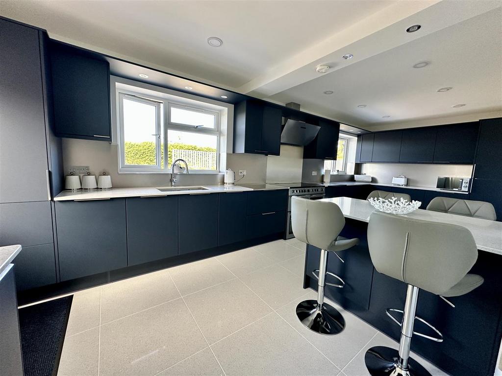 Kitchen/Breakfast Room: