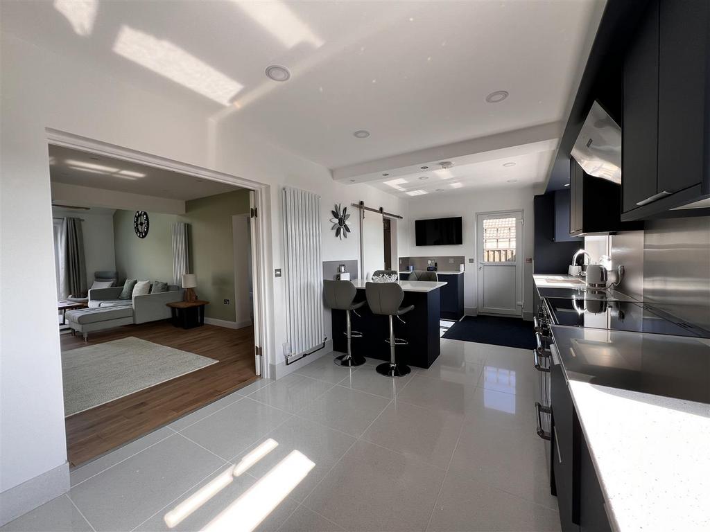 Kitchen/Breakfast Room: