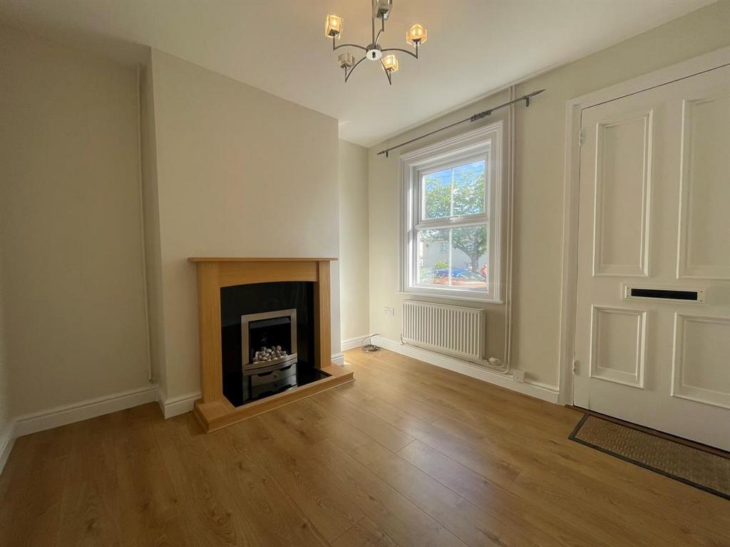 117 Belmont Road, Malvern... 2 bed terraced house £850 pcm (£196 pw)