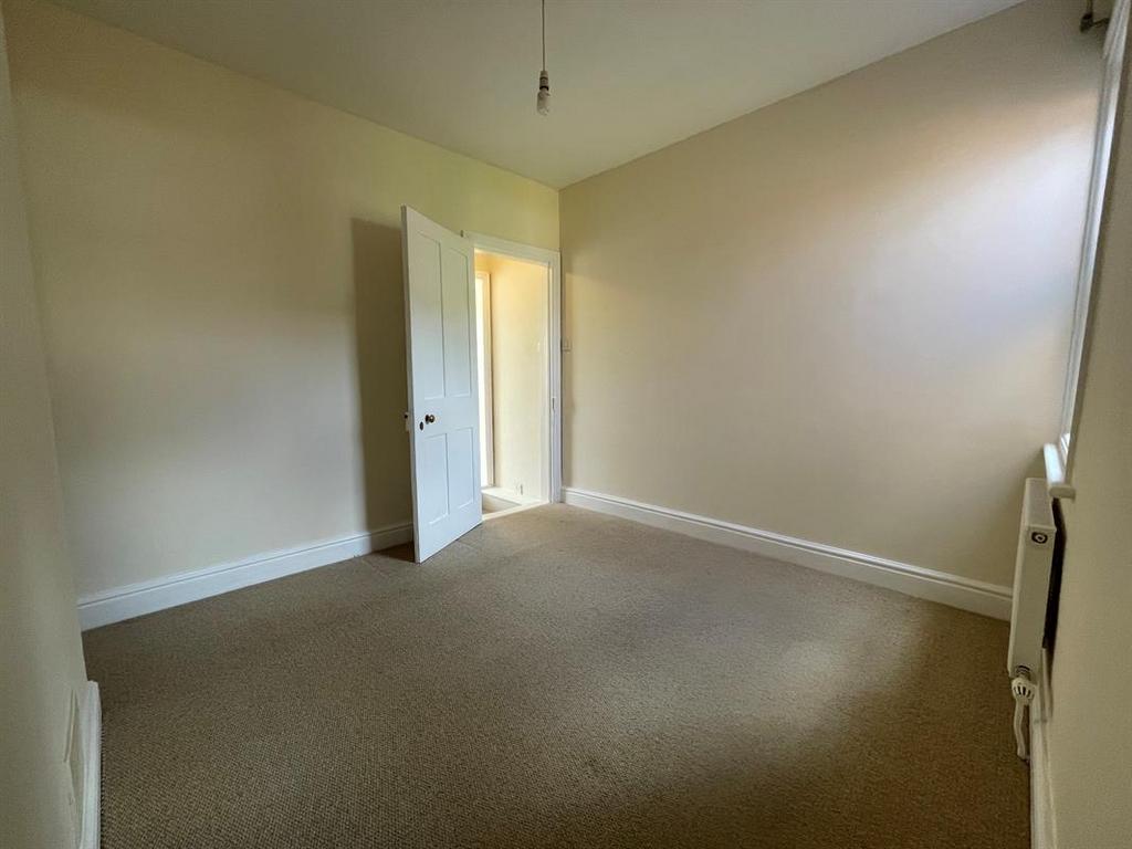 117 Belmont Road, Malvern... 2 bed terraced house £850 pcm (£196 pw)