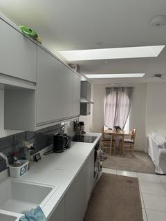 2 bedroom flat to rent, Stafford Road, Wallington SM6
