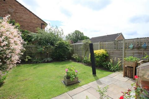 24 Tudor Walk, Leatherhead, KT22 7HX