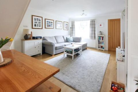 24 Tudor Walk, Leatherhead, KT22 7HX