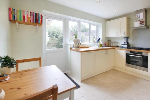 24 Tudor Walk, Leatherhead, KT22 7HX