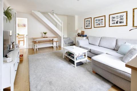 24 Tudor Walk, Leatherhead, KT22 7HX