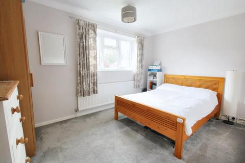 24 Tudor Walk, Leatherhead, KT22 7HX