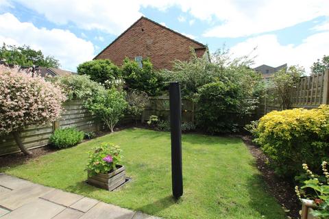 24 Tudor Walk, Leatherhead, KT22 7HX