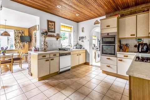 24 The Mount, Fetcham, Leatherhead, KT22 9EE