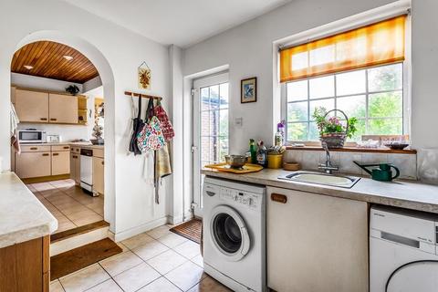 24 The Mount, Fetcham, Leatherhead, KT22 9EE