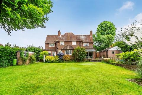 24 The Mount, Fetcham, Leatherhead, KT22 9EE