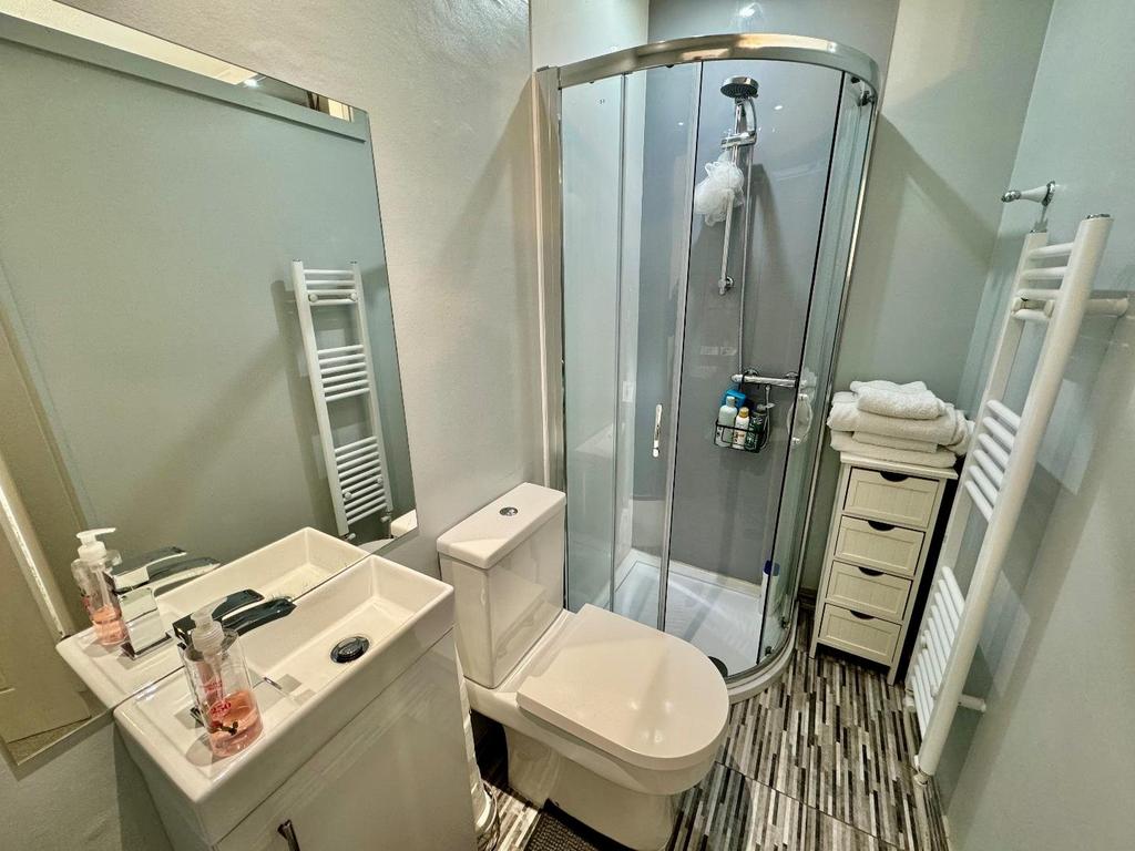 En suite shower room/w.c.