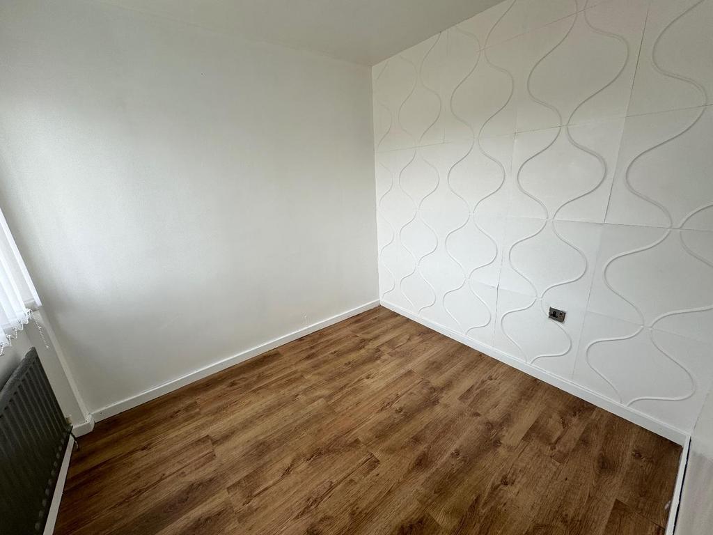 Bedroom (rear)