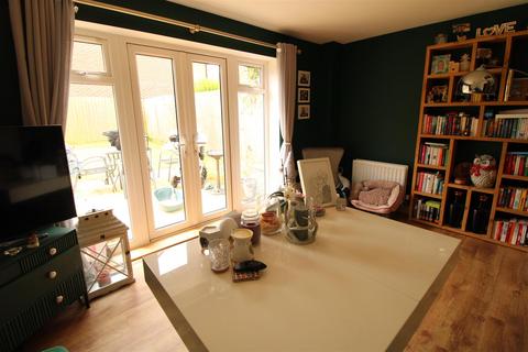 32 Abbotsbury Drive, Daventry, NN11 2LB