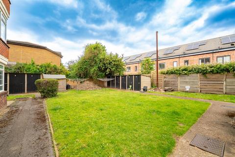 49 Manor Vale, Brentford, TW8 9JN
