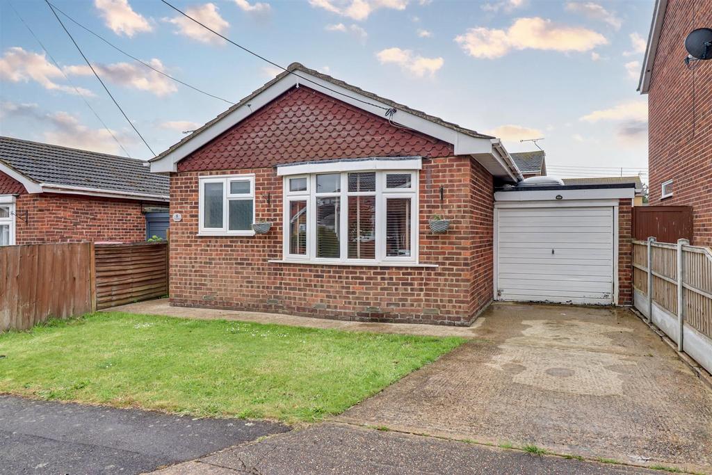 Corona Road, Canvey Island SS8 2 bed detached bungalow for sale £270,000