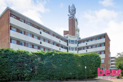 2 bedroom flat for sale, London Road, Westcliff-On-Sea SS0