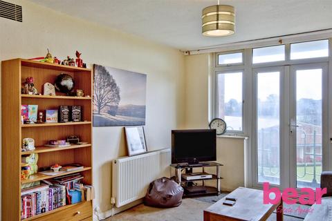 2 bedroom flat for sale, London Road, Westcliff-On-Sea SS0