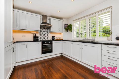 2 bedroom flat for sale, Brushes Warren, Leigh-on-Sea SS9