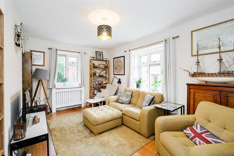 42 The Roses, Woodford Green, IG8 9BN
