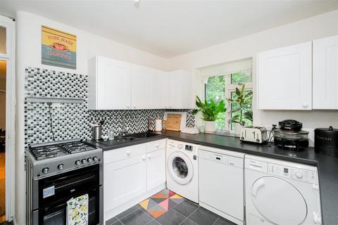 42 The Roses, Woodford Green, IG8 9BN