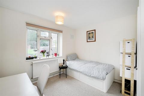 42 The Roses, Woodford Green, IG8 9BN